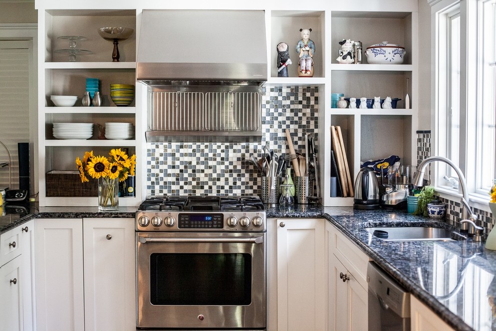 ボストンにある小さなトラディショナルスタイルのおしゃれなキッチン (シェーカースタイル扉のキャビネット、白いキャビネット、マルチカラーのキッチンパネル、モザイクタイルのキッチンパネル、シルバーの調理設備) の写真