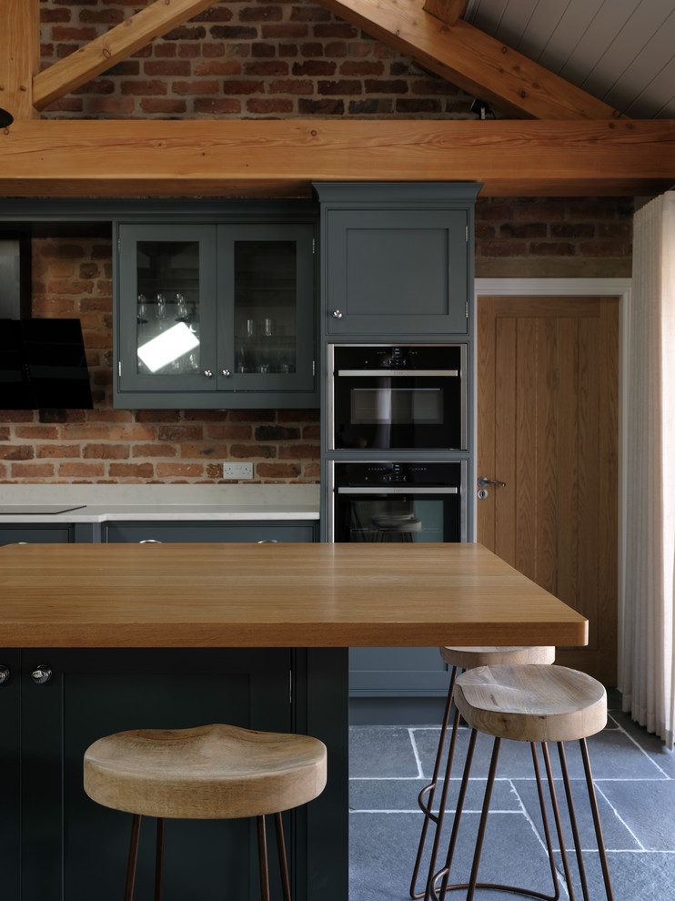 Klassische Küche mit Quarzit-Arbeitsplatte, Schieferboden, Kücheninsel und grauem Boden in Cheshire