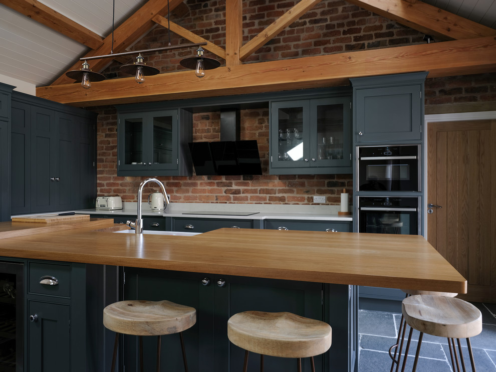 Klassische Küche mit Quarzit-Arbeitsplatte, Schieferboden, Kücheninsel und grauem Boden in Cheshire