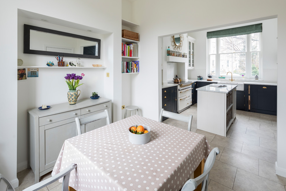 Ejemplo de cocina clásica pequeña con fregadero sobremueble, armarios estilo shaker, puertas de armario negras, encimera de cuarcita, suelo de piedra caliza, una isla y suelo beige