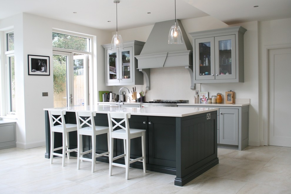 Пример оригинального дизайна: прямая кухня в стиле неоклассика (современная классика) с обеденным столом, с полувстраиваемой мойкой (с передним бортиком), стеклянными фасадами и серыми фасадами