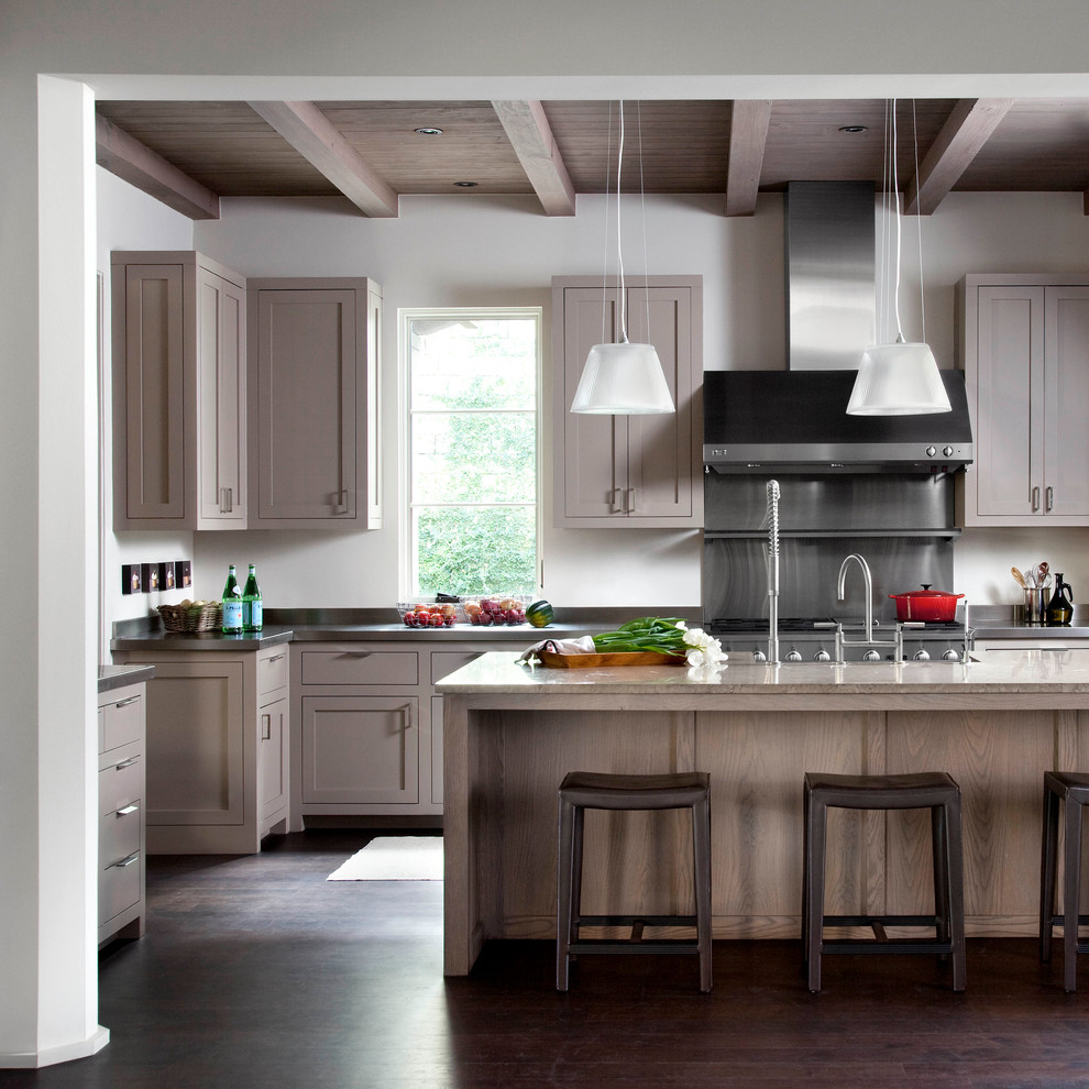 Mediterrane Küche mit Schrankfronten im Shaker-Stil, grauen Schränken, Küchengeräten aus Edelstahl, dunklem Holzboden und Kücheninsel in Austin