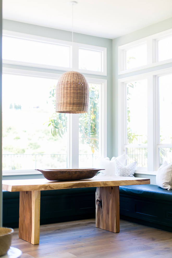 На фото: столовая в стиле неоклассика (современная классика) с с кухонным уголком, серыми стенами и светлым паркетным полом с