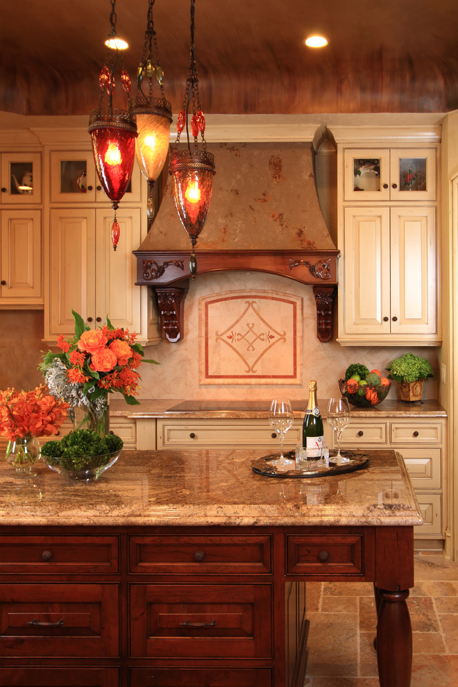 ミネアポリスにある高級な広いトラディショナルスタイルのおしゃれなキッチン (御影石カウンター、パネルと同色の調理設備、淡色木目調キャビネット、ベージュキッチンパネル、セラミックタイルのキッチンパネル) の写真