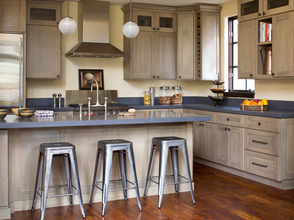 Moderne Küche in L-Form mit Betonarbeitsplatte, Küchengeräten aus Edelstahl und Schrankfronten im Shaker-Stil in Denver