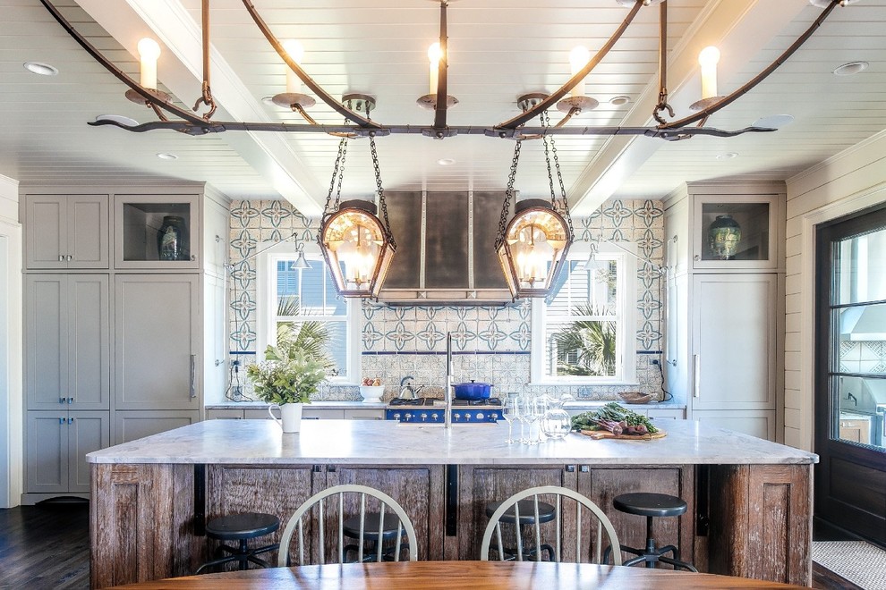 Bild på ett tropiskt kök och matrum, med skåp i shakerstil, grå skåp, flerfärgad stänkskydd, färgglada vitvaror, mörkt trägolv och en köksö