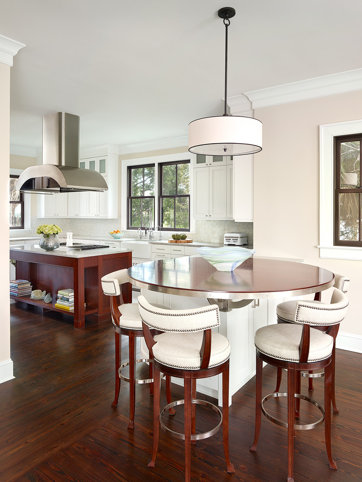 Mittelgroße Klassische Küche mit Landhausspüle, dunklem Holzboden, Kücheninsel, Schrankfronten im Shaker-Stil, weißen Schränken, bunter Rückwand und Rückwand aus Mosaikfliesen in Charleston