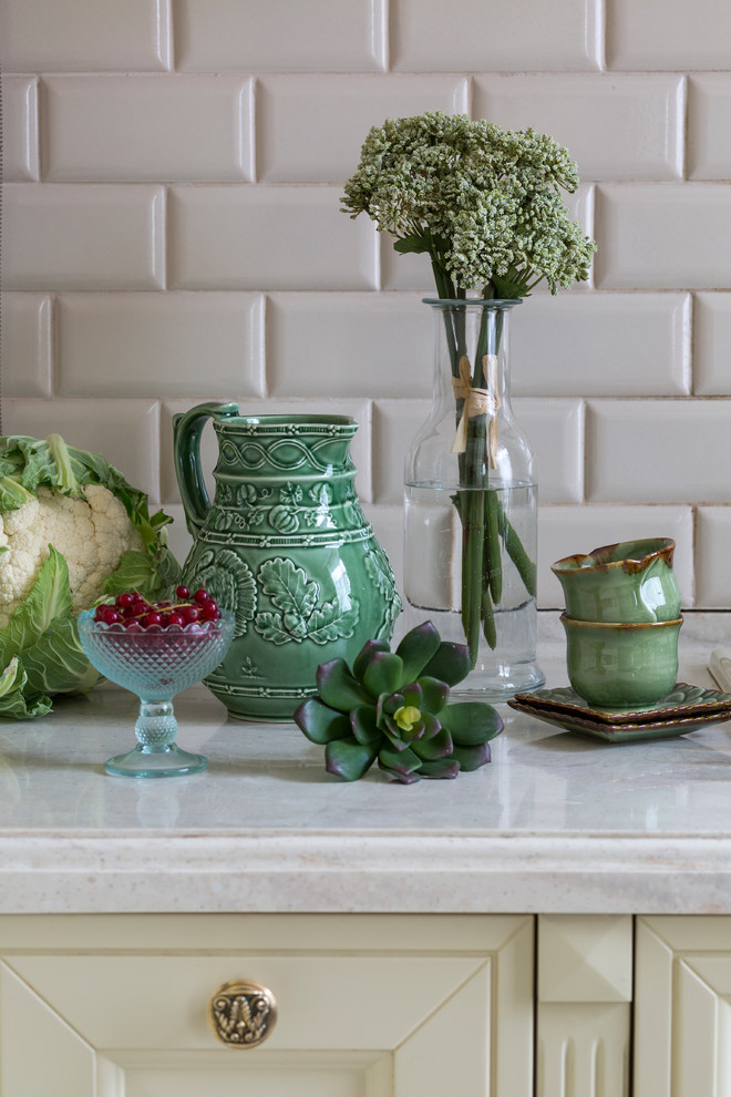 Diseño de cocina clásica pequeña sin isla con puertas de armario verdes, encimera de cuarcita, salpicadero beige, salpicadero de azulejos de cerámica, suelo de baldosas de cerámica, suelo multicolor y encimeras beige