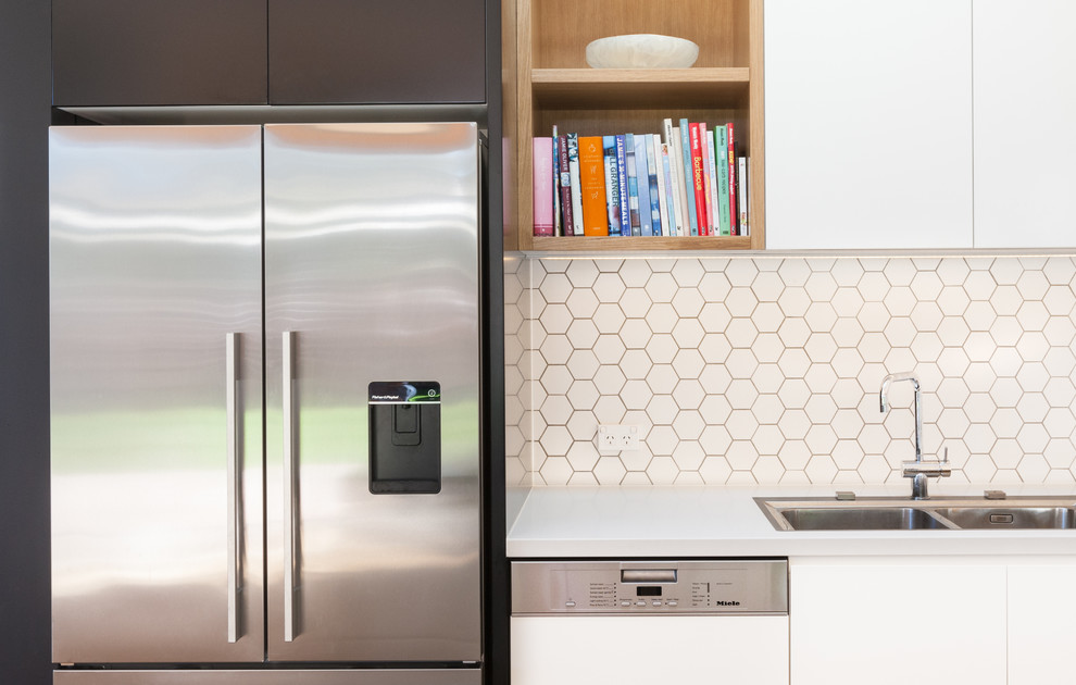 Moderne Wohnküche mit Betonarbeitsplatte, Rückwand aus Keramikfliesen, Küchengeräten aus Edelstahl, dunklem Holzboden und Kücheninsel in Sydney
