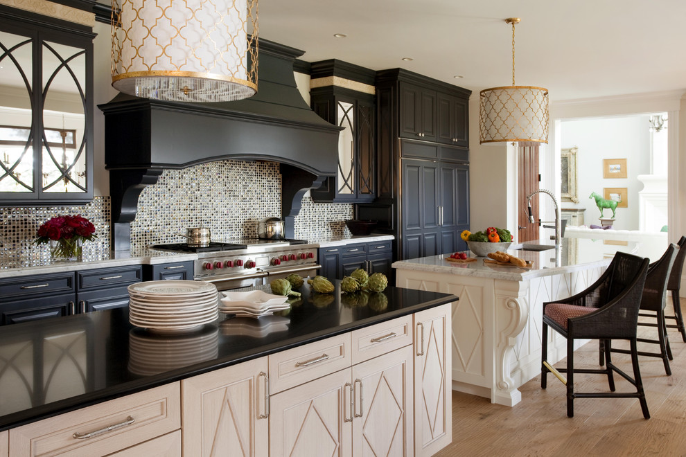 Foto de cocina contemporánea con puertas de armario negras, electrodomésticos con paneles, salpicadero metalizado y barras de cocina