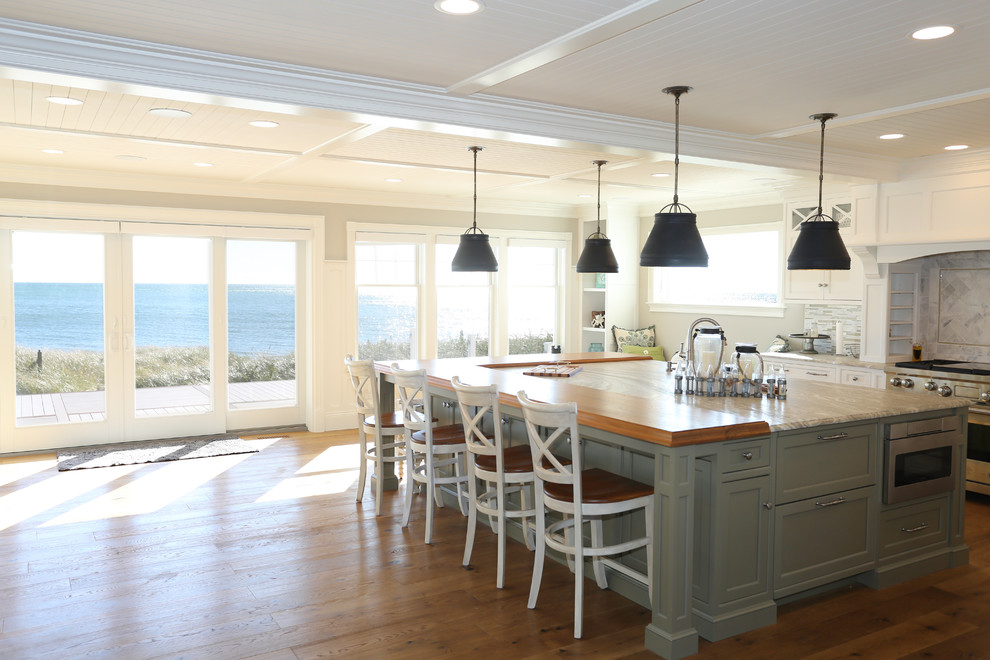 Offene, Große Maritime Küche mit Küchengeräten aus Edelstahl, braunem Holzboden, Kücheninsel und braunem Boden in Boston