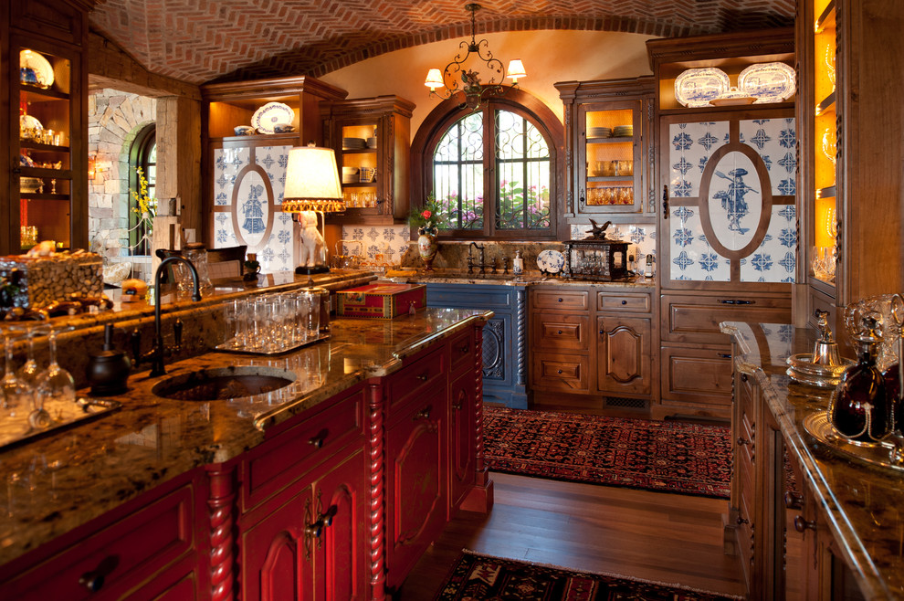 Klassische Wohnküche mit Waschbecken, roten Schränken, braunem Holzboden und Kücheninsel in Minneapolis