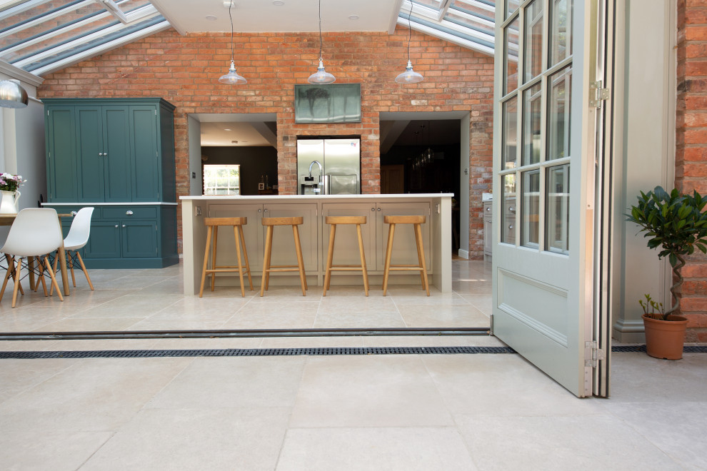 Ispirazione per una grande cucina country con ante in stile shaker, pavimento in pietra calcarea e pavimento beige