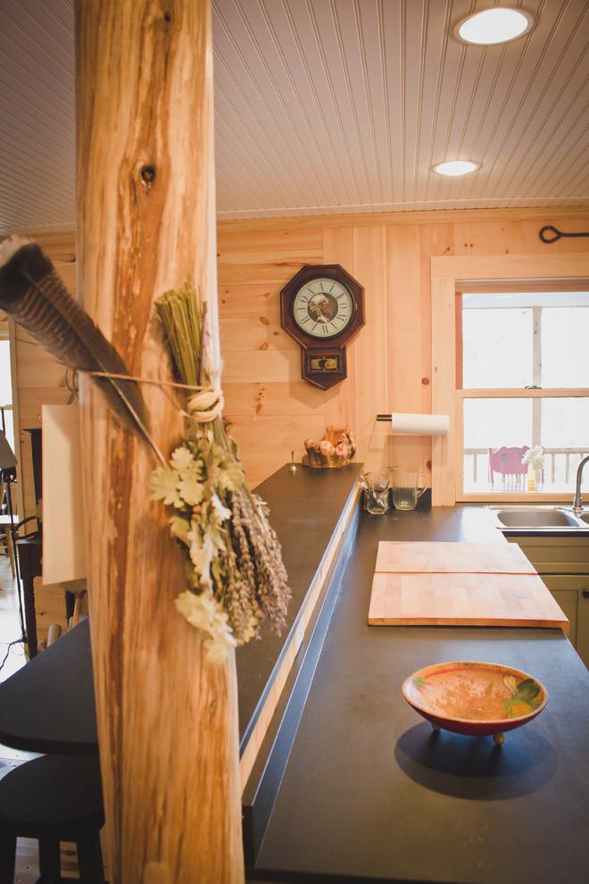 Idéer för rustika kök, med en undermonterad diskho och gröna skåp