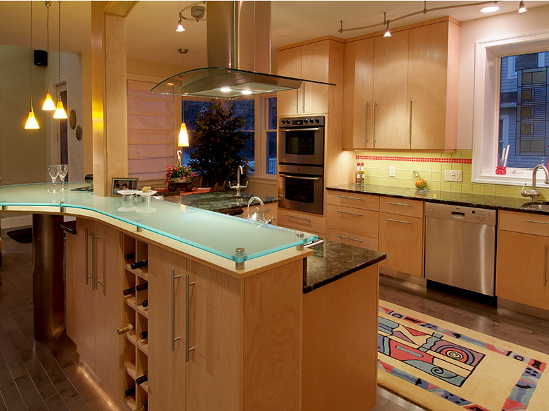 Idee per una cucina classica con lavello sottopiano, ante lisce, ante in legno chiaro, top in vetro, paraspruzzi giallo e elettrodomestici in acciaio inossidabile