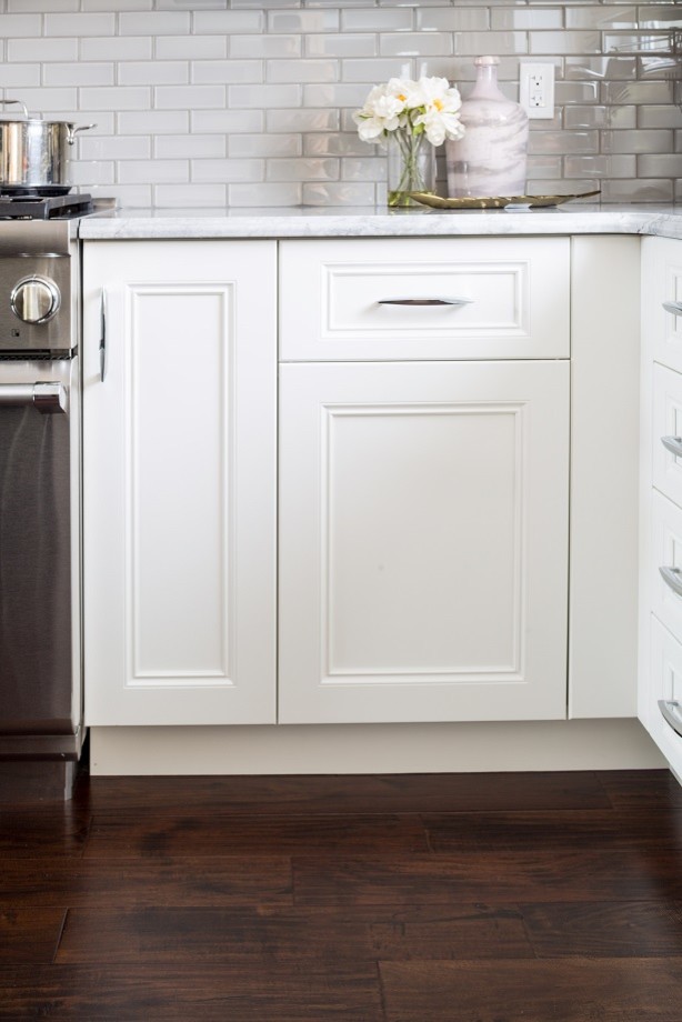Bild på ett stort vintage vit vitt l-kök, med en rustik diskho, skåp i shakerstil, grått stänkskydd, stänkskydd i keramik, rostfria vitvaror, mörkt trägolv, en köksö och brunt golv