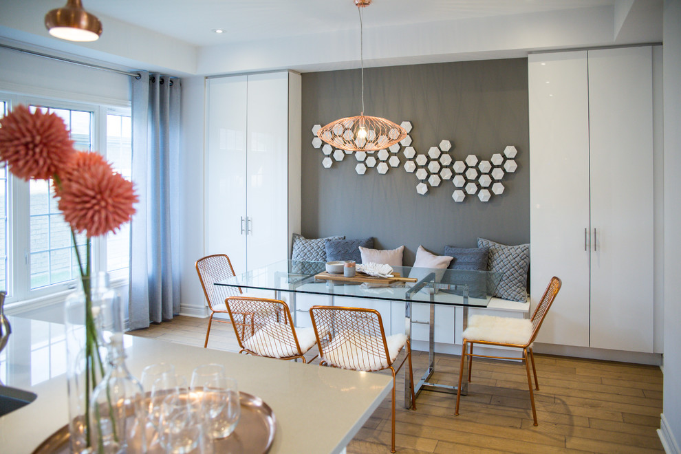 Foto på ett mellanstort minimalistiskt kök med matplats, med ljust trägolv