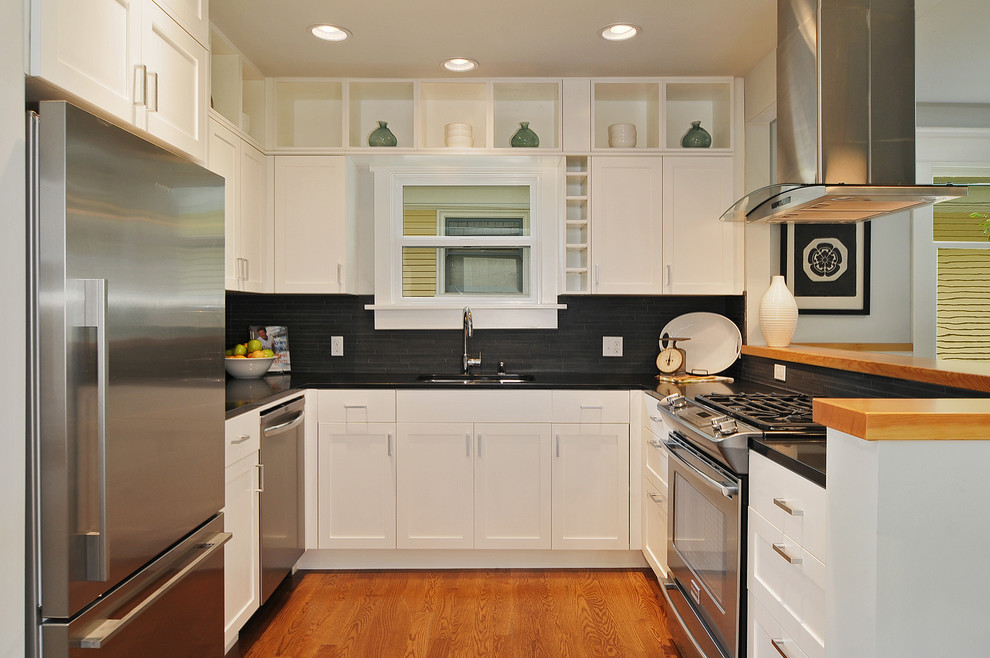 Moderne Küche in U-Form mit Unterbauwaschbecken, Schrankfronten im Shaker-Stil, weißen Schränken, Küchenrückwand in Grau, Rückwand aus Stäbchenfliesen und Küchengeräten aus Edelstahl in Seattle