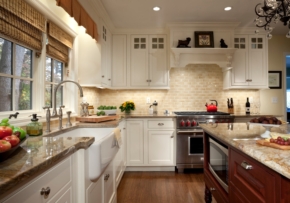 Klassische Küche mit Küchengeräten aus Edelstahl, Rückwand aus Metrofliesen, Landhausspüle und Quarzit-Arbeitsplatte in New York