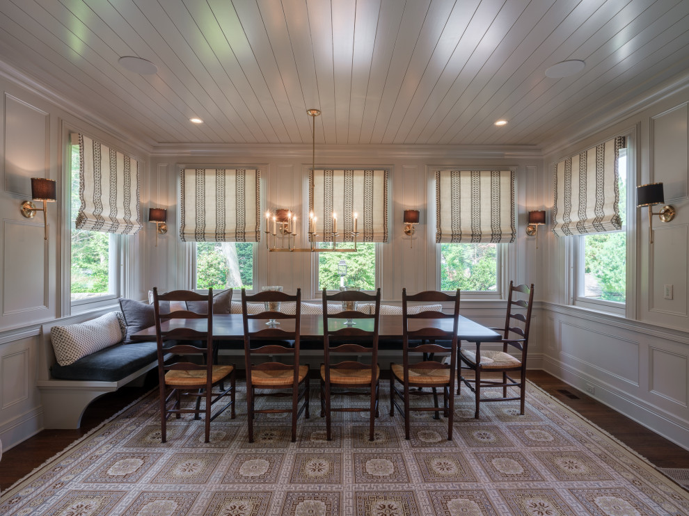 Foto di un'ampia sala da pranzo aperta verso la cucina classica con pavimento in legno massello medio e pavimento marrone