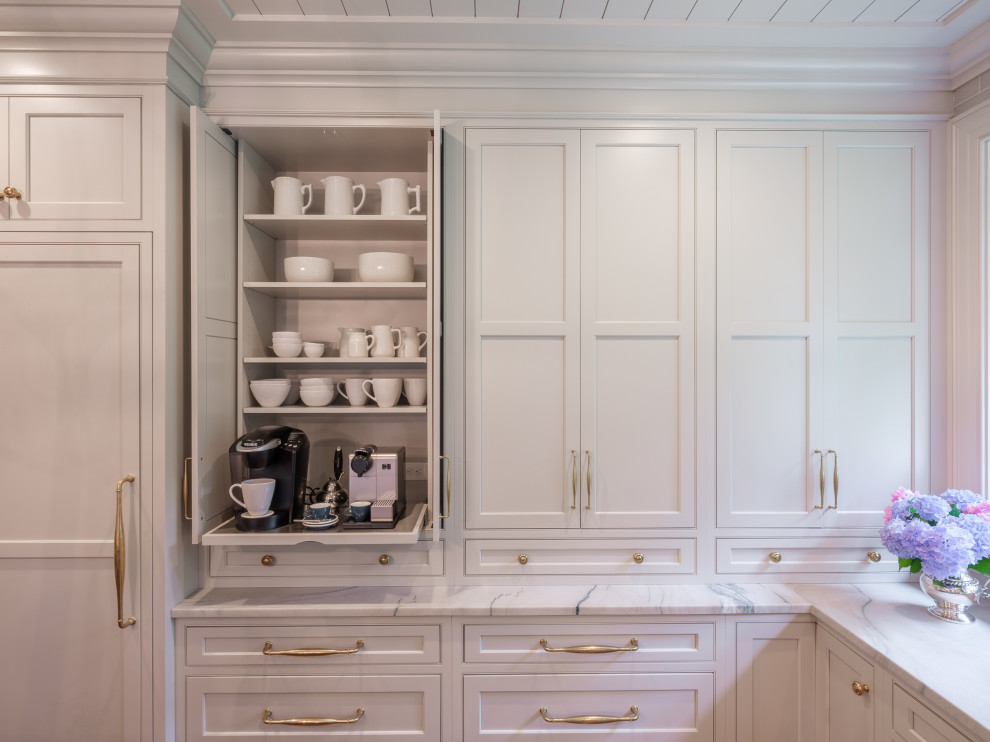 Idéer för ett mycket stort klassiskt vit kök, med en integrerad diskho, luckor med infälld panel, grå skåp, bänkskiva i kvartsit, grått stänkskydd, stänkskydd i tunnelbanekakel, rostfria vitvaror, mellanmörkt trägolv, en köksö och brunt golv