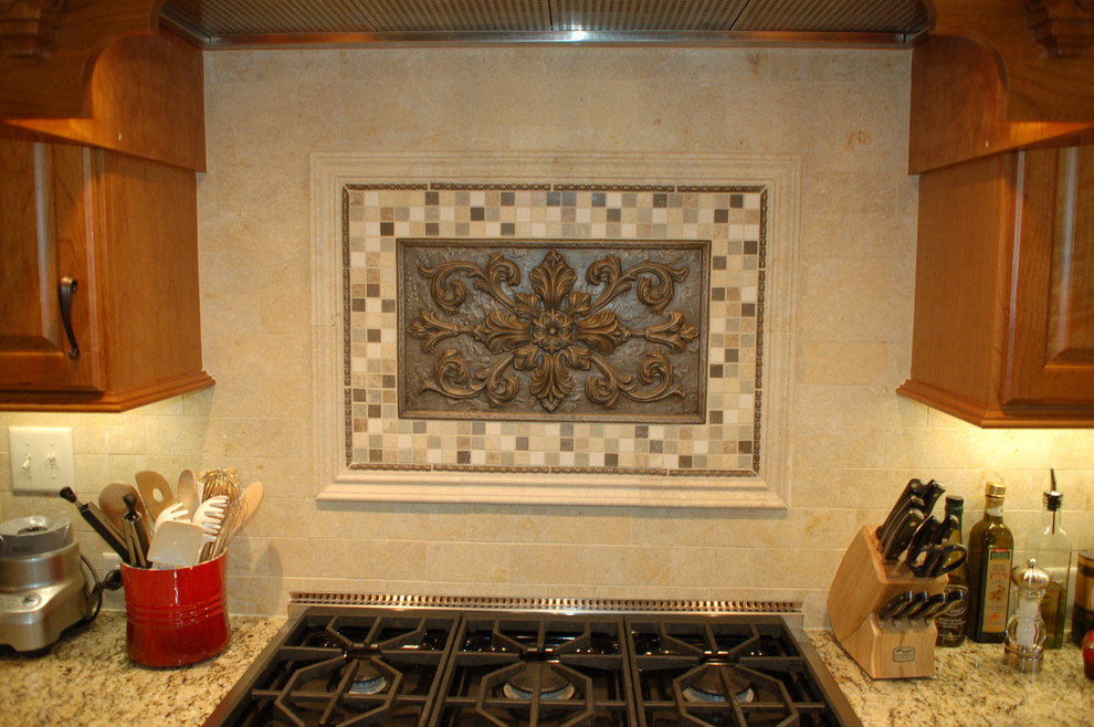 Idéer för ett klassiskt u-kök, med en undermonterad diskho, luckor med infälld panel, skåp i mellenmörkt trä, granitbänkskiva och rostfria vitvaror