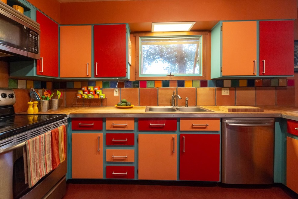 Inspiration för amerikanska brunt kök, med en nedsänkt diskho, släta luckor, orange skåp, träbänkskiva, flerfärgad stänkskydd, stänkskydd i terrakottakakel, rostfria vitvaror, linoleumgolv och rött golv