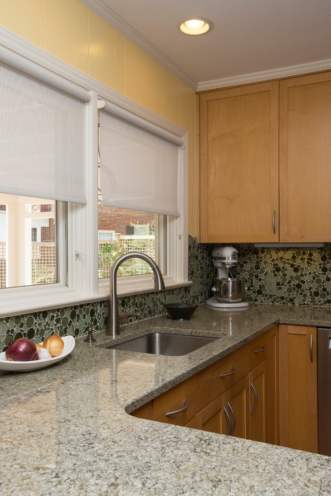 Exempel på ett mellanstort modernt grön grönt kök, med en undermonterad diskho, skåp i shakerstil, skåp i ljust trä, grönt stänkskydd, stänkskydd i glaskakel, rostfria vitvaror, mellanmörkt trägolv, en halv köksö, bänkskiva i kvarts och orange golv