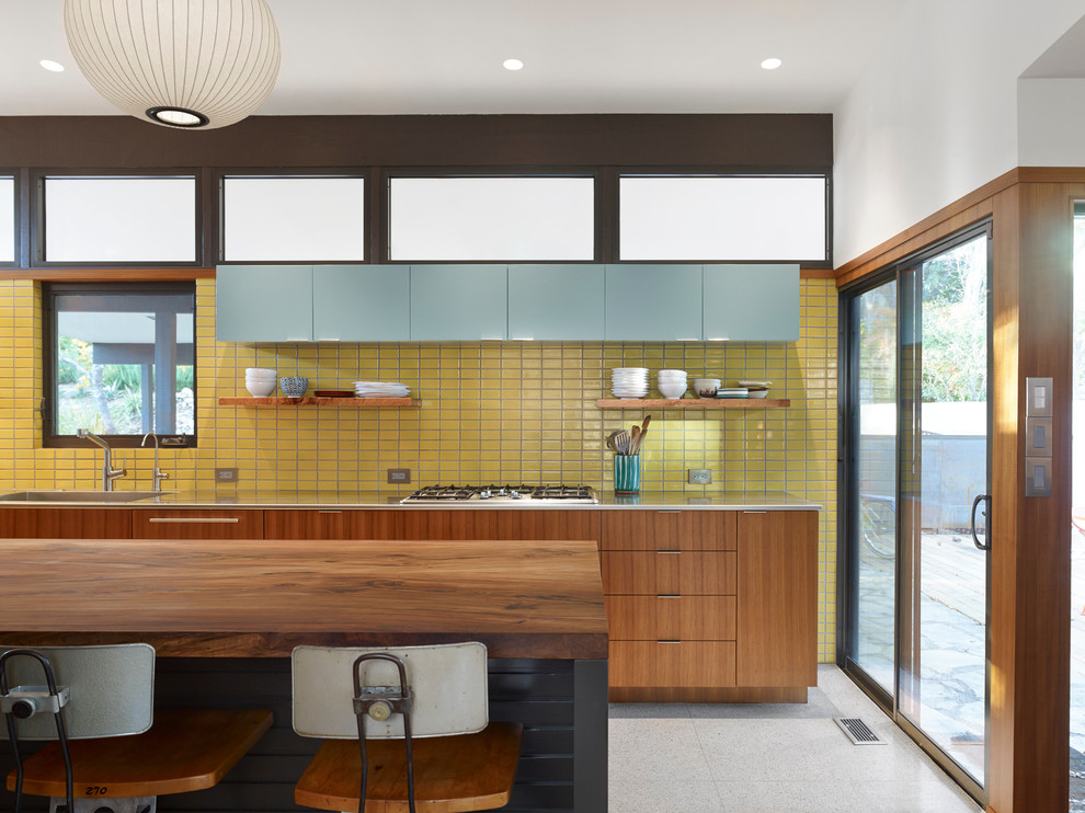 サンフランシスコにあるミッドセンチュリースタイルのおしゃれなダイニングキッチン (黄色いキッチンパネル、セラミックタイルのキッチンパネル) の写真