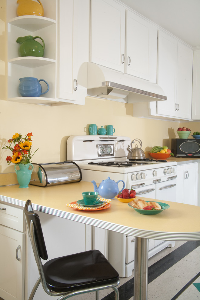 Mixing Modern and Retro with a Two Tone Kitchen