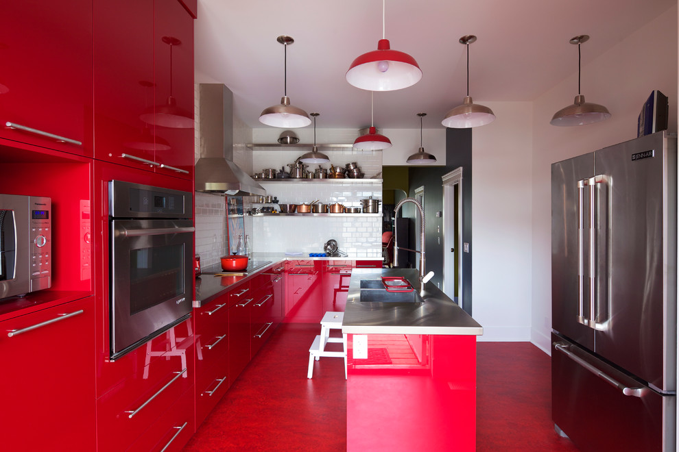 Große Moderne Küche in L-Form mit roten Schränken, Küchenrückwand in Weiß, Rückwand aus Metrofliesen, Küchengeräten aus Edelstahl, Vorratsschrank, Doppelwaschbecken, flächenbündigen Schrankfronten, Edelstahl-Arbeitsplatte und Kücheninsel in Calgary
