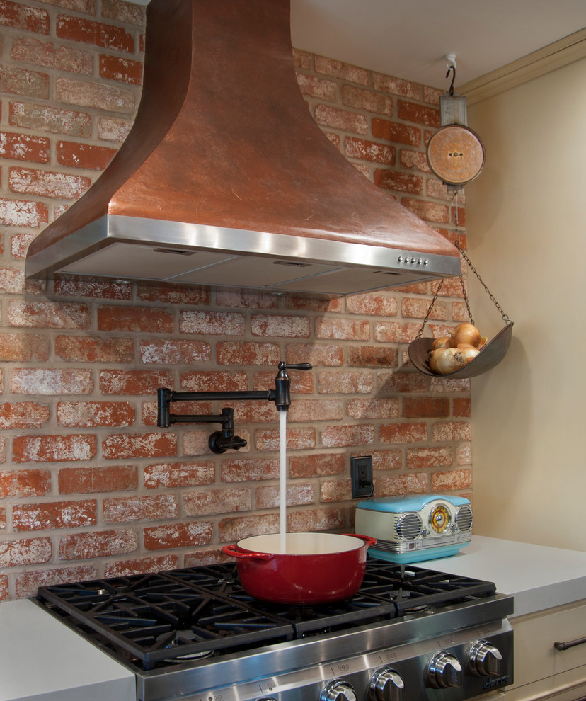 Foto på ett eklektiskt l-kök, med en rustik diskho, beige skåp, bänkskiva i kvarts, flerfärgad stänkskydd, rostfria vitvaror, mörkt trägolv och en köksö