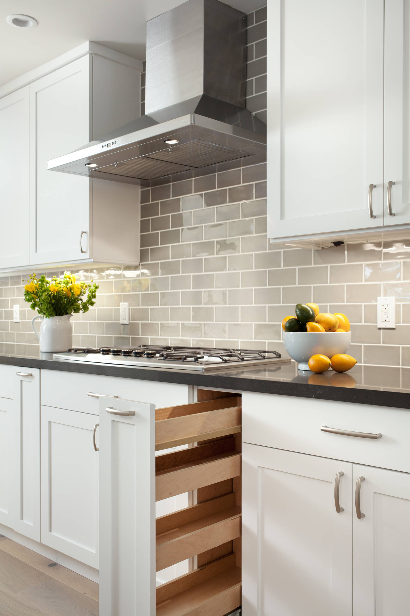 75 Modern Kitchen with Ceramic Backsplash Ideas You'll Love - January, 2024