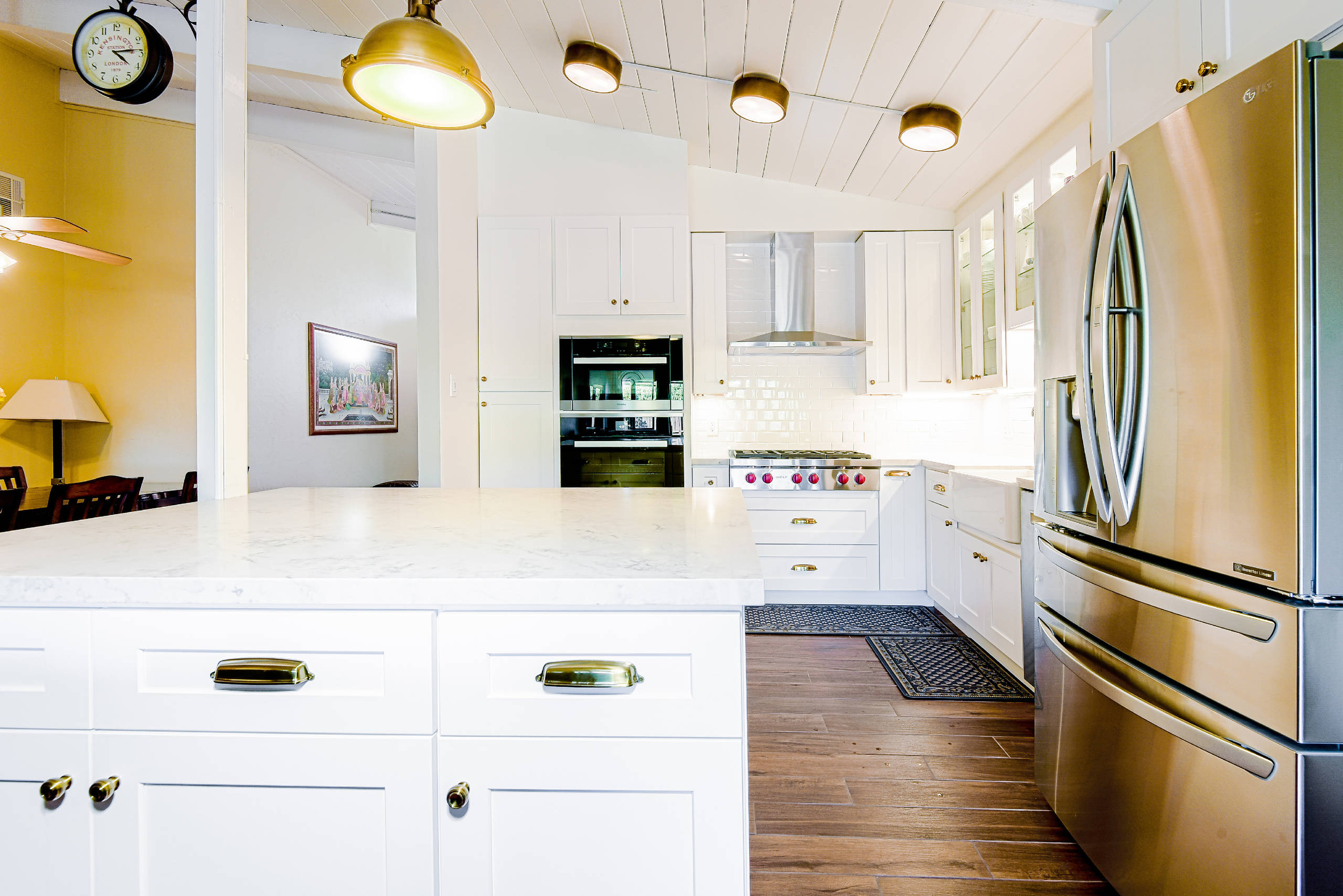75 Kitchen with White Appliances Ideas You'll Love - January, 2024