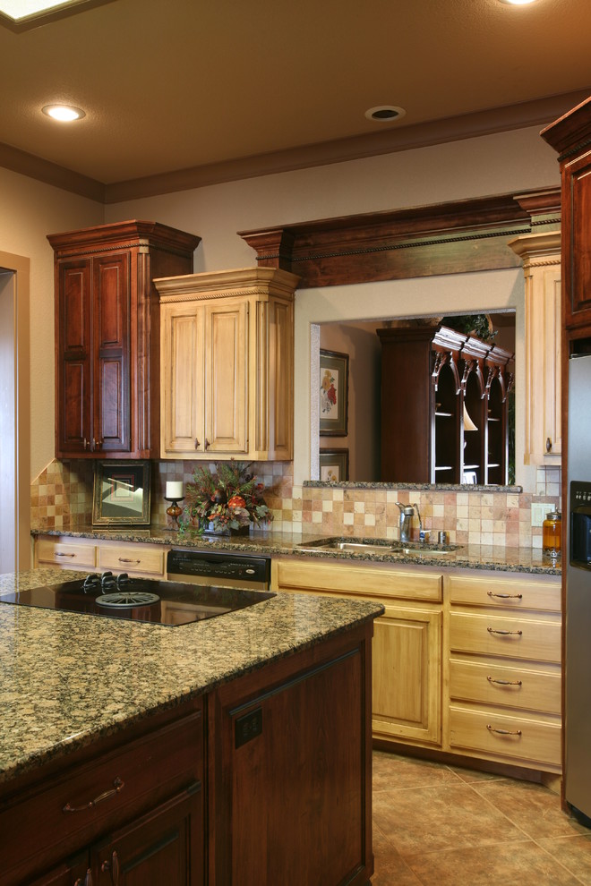 Foto på ett vintage kök, med en undermonterad diskho, luckor med upphöjd panel, skåp i mellenmörkt trä, granitbänkskiva, beige stänkskydd, stänkskydd i stenkakel, rostfria vitvaror och klinkergolv i keramik