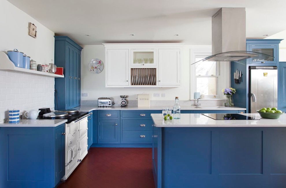 Diseño de cocinas en L marinera de tamaño medio con armarios estilo shaker, puertas de armario azules, una isla, suelo rojo y encimeras blancas