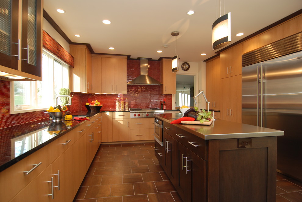 Ejemplo de cocina actual con salpicadero de azulejos en listel y electrodomésticos de acero inoxidable