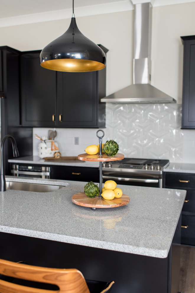 Immagine di una cucina moderna di medie dimensioni con lavello sottopiano, ante in stile shaker, ante nere, top in granito, elettrodomestici in acciaio inossidabile e parquet scuro