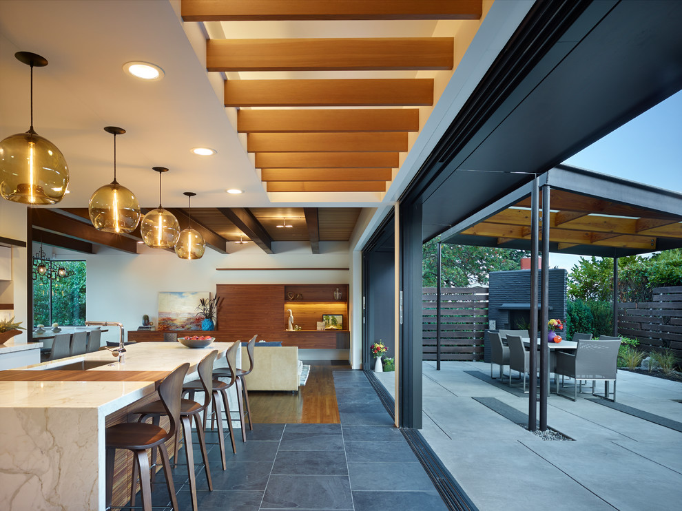 Zweizeilige Moderne Wohnküche mit Unterbauwaschbecken, weißen Schränken, Marmor-Arbeitsplatte, Küchenrückwand in Weiß, Rückwand aus Stein und Küchengeräten aus Edelstahl in Seattle