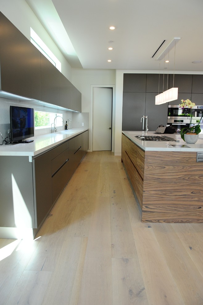 Ejemplo de cocina minimalista con suelo de madera clara