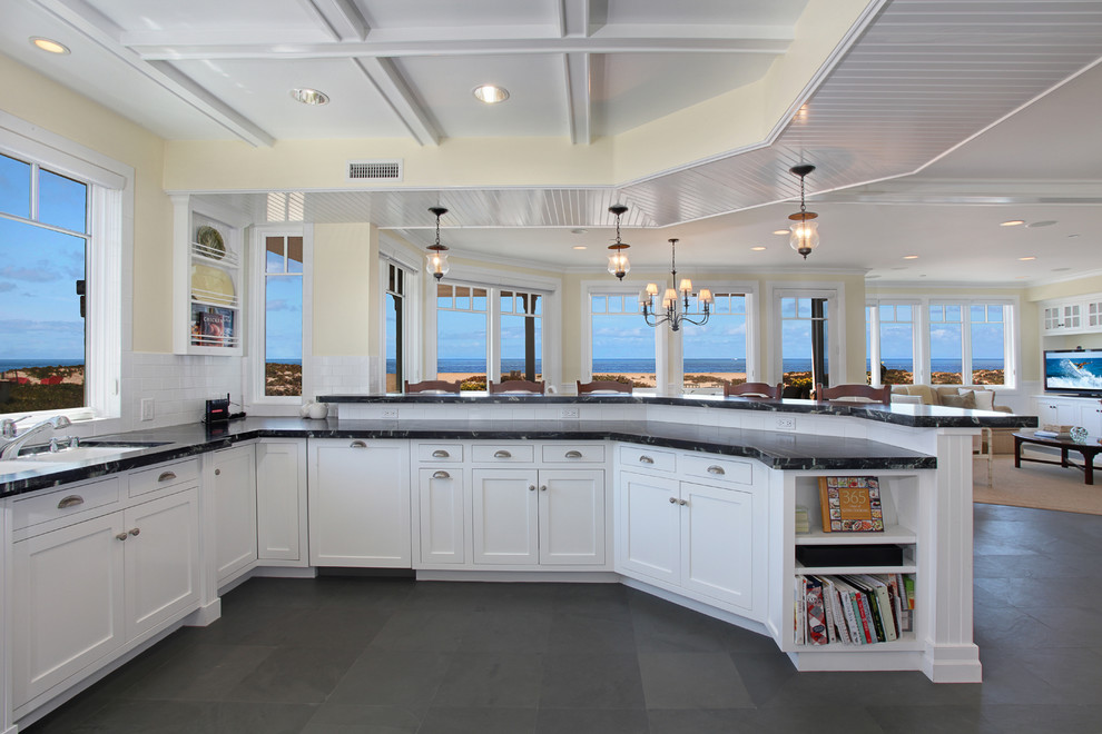 Foto di una cucina costiera