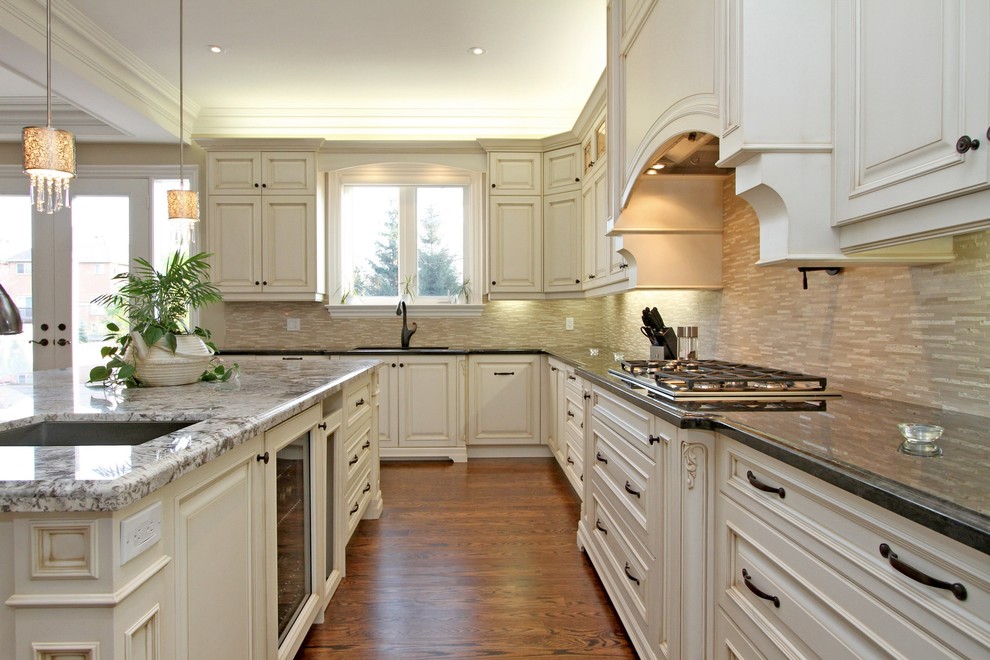 Esempio di una grande cucina classica con lavello da incasso, ante beige, paraspruzzi multicolore, elettrodomestici da incasso e parquet scuro