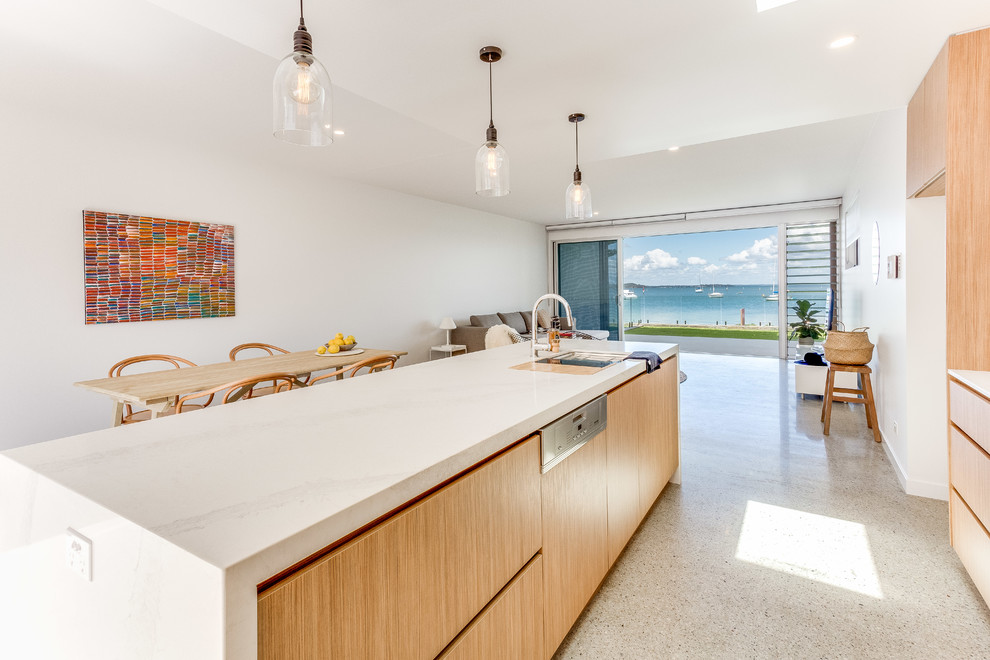 Offene Moderne Küche mit flächenbündigen Schrankfronten, hellbraunen Holzschränken und Kücheninsel in Newcastle - Maitland