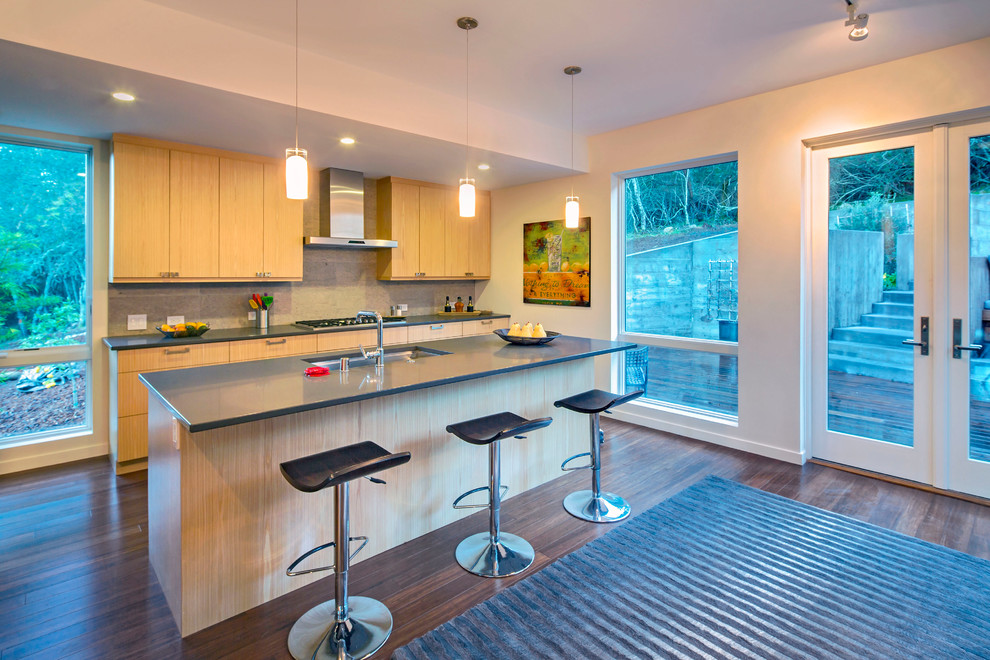 Zweizeilige Moderne Küche mit Unterbauwaschbecken, flächenbündigen Schrankfronten, hellen Holzschränken, Küchenrückwand in Grau und dunklem Holzboden in San Francisco