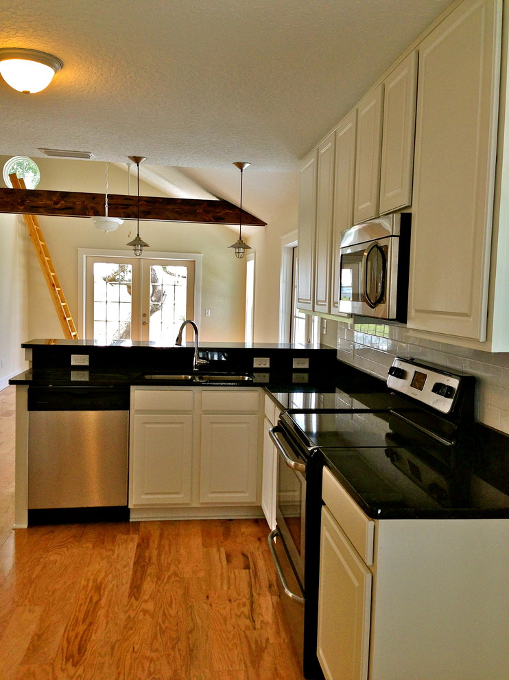 Example of a classic kitchen design in Jacksonville