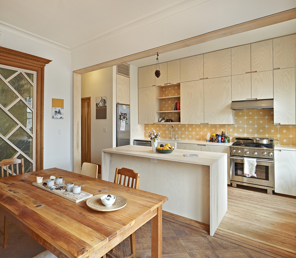 Foto de cocina rústica de obra con electrodomésticos de acero inoxidable