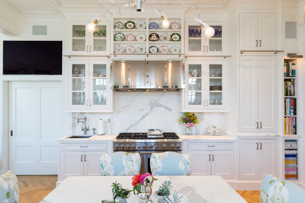 Inspiration för stora klassiska vitt kök, med en rustik diskho, luckor med infälld panel, vita skåp, marmorbänkskiva, vitt stänkskydd, stänkskydd i marmor, rostfria vitvaror, ljust trägolv, en halv köksö och orange golv