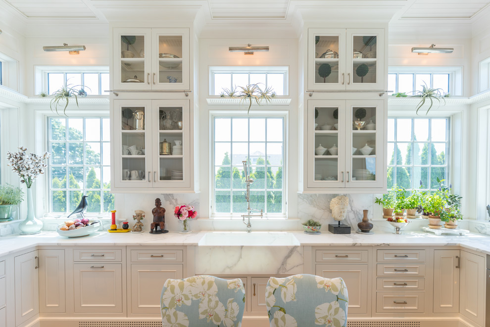 Idéer för stora vintage vitt kök, med en rustik diskho, luckor med infälld panel, vita skåp, marmorbänkskiva, vitt stänkskydd, stänkskydd i marmor, rostfria vitvaror, ljust trägolv, en halv köksö och orange golv
