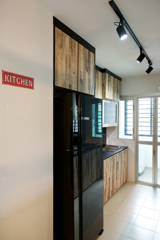 Industrial Küche mit Vorratsschrank, Waschbecken, hellbraunen Holzschränken, Küchenrückwand in Schwarz und Glasrückwand in Singapur