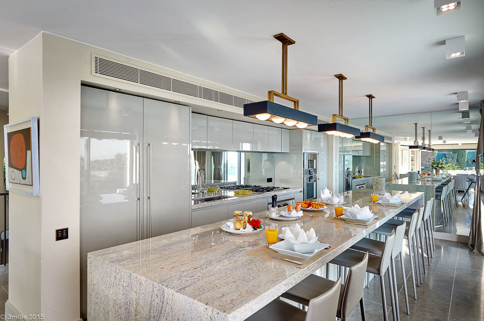 Einzeilige, Große Moderne Küche mit Unterbauwaschbecken, grauen Schränken, Rückwand aus Spiegelfliesen und Keramikboden in Nizza
